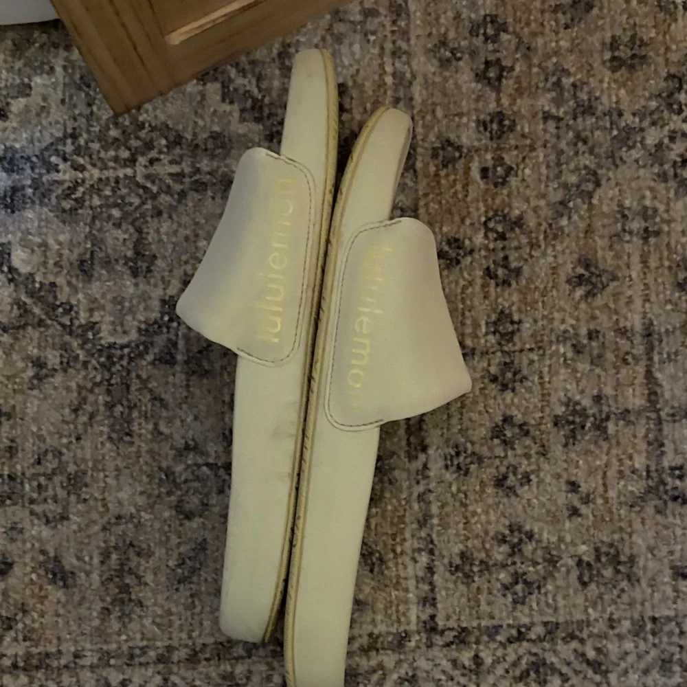 lululemon athletica‎ Slide Sandals